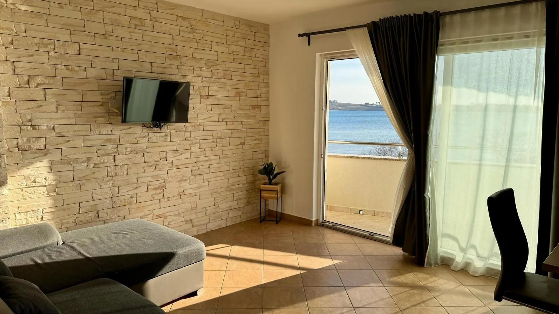 Apartments Franko Povljana