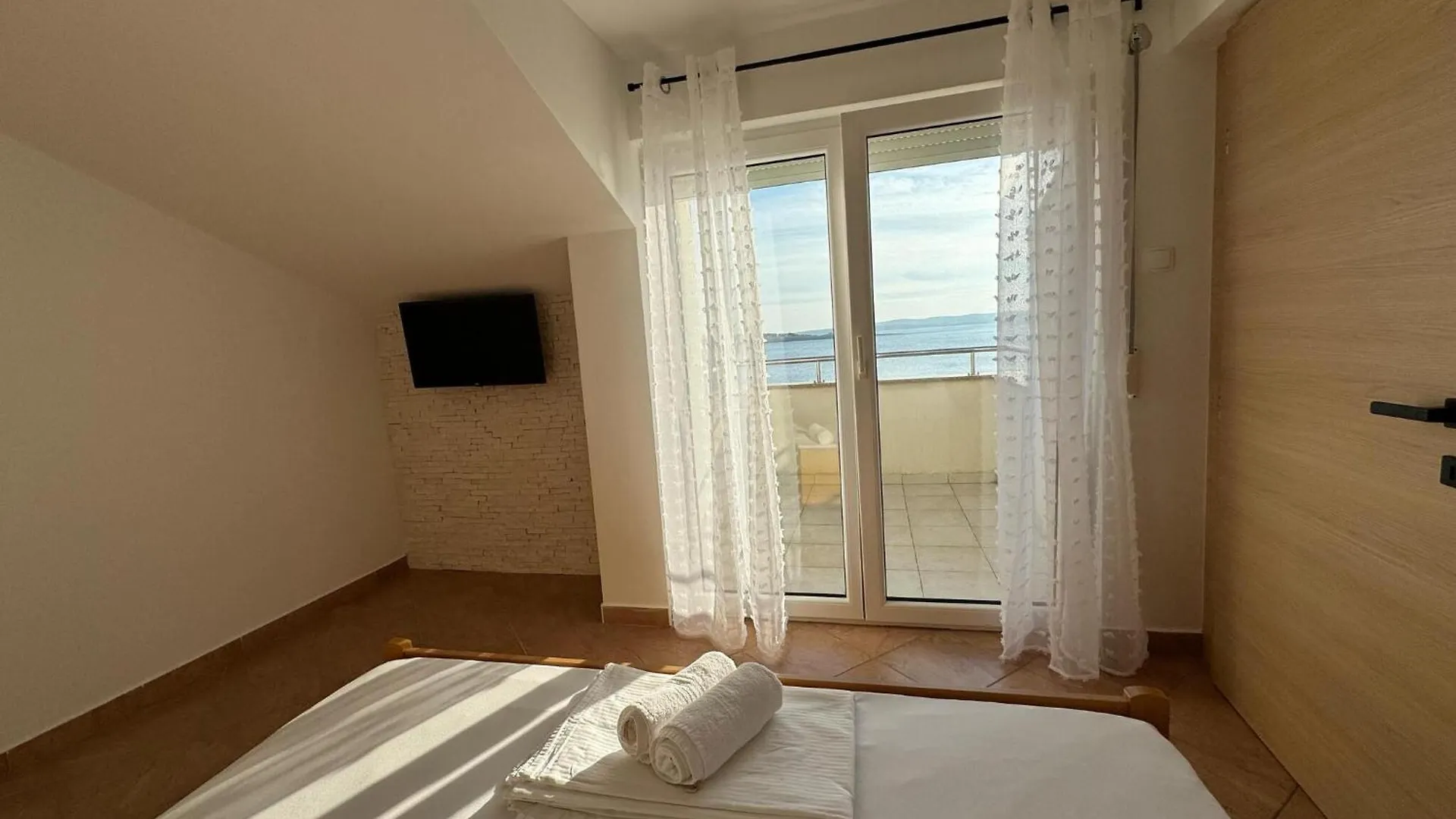 Apartments Franko Povljana